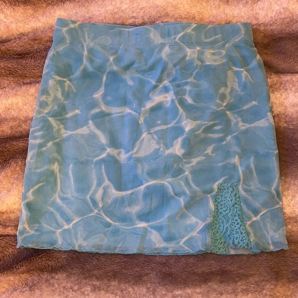 F21 Water Pattern Lace Slit Mini Skirt - Picture 2 of 7